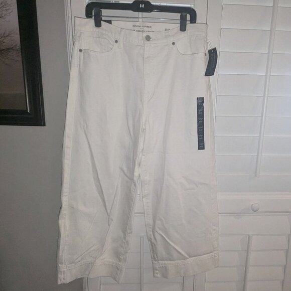 NEW Banana Republic High Rise Waisted Wide Leg Cropped Light Colored Jean Pants - Picture 3 of 5